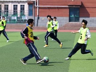 校园足球闪耀绿茵青春