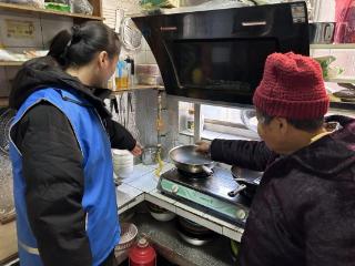 济宁市任城区阜桥街道刘庄社区：燃气灶损坏有故障，网格员上门解民忧