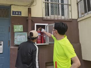 济宁市任城区阜桥街道枣店阁社区开展“排查消防设施 守护家园平安”灭火器专项整治行动