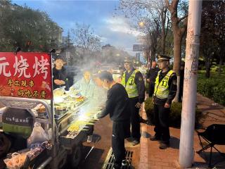 青岛西海岸新区辛安街道综合执法中队“刚柔并济”整治露天烧烤 让“烟火气”更具“文明范儿”