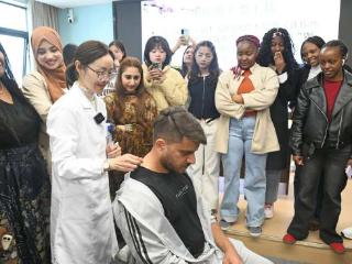 安徽理工大学组织中外大学生感受中医魅力