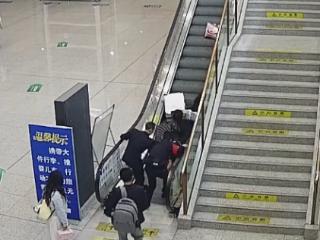 旅客扶梯摔倒 宿州站警民联合快速救援