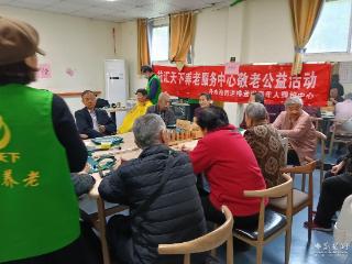 巧手创意伴夕阳 暖心服务显温情