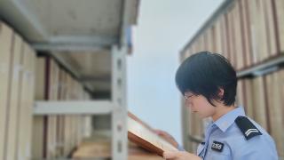 五峰山派出所：为民服务不“打烊”，助民寻档解忧愁