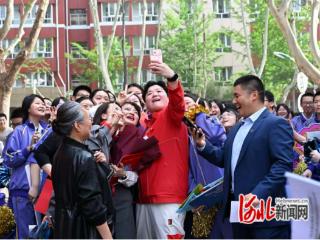 巩立姣走进石家庄市第四十二中宣讲奥运精神