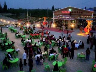 来体验乡村夜晚烟火味幸福感！新疆于田:党建引领烟火赋能振兴路