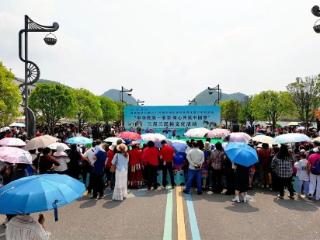 三月三，普定县讲义寨这样过非遗美食+民族巡游，长桌宴吃出旅居新热度