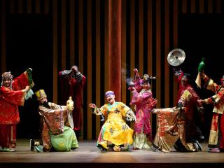 香港话剧团《都是龙袍惹的祸》开启内地巡演