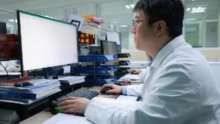 跨越六年的奔赴：一面锦旗，解锁基因诊疗与医患深情