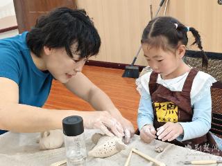 12条陶泥小鱼“游”进藏龙社区！武职大美育公益课堂童趣满满