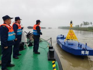 长江安庆段水位持续上涨 安庆海事增设警示浮标
