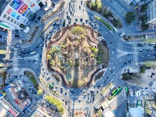 吉镜头丨航拍采用“螺纹式”交通标线的卫星广场