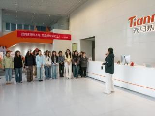 数字浪潮中的“她力量”：沉浸式研学行助“后浪”感知企业核心竞争力