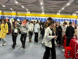 岗位送到校门口，近300家企业来安职大“抢人”