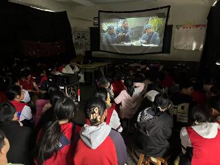 莒南县板泉镇龙窝小学：观红色电影 植爱国情怀
