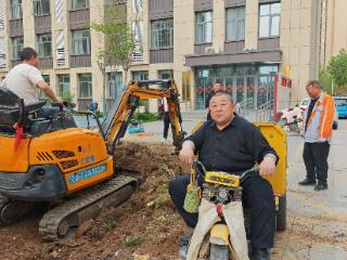 【我为群众办实事】栗家庄村：充电车棚硬化惠民生 党群合力办实事