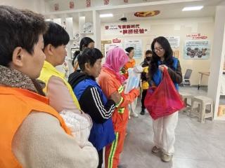 济宁市任城区越河街道兴隆社区开展“情暖五一 致敬坚守”户外劳动者慰问活动