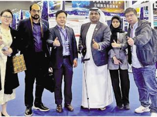 “我正处在未来空间”中东友人万物生长大会体验“中国科技”
