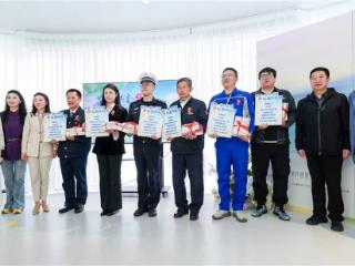 以“花”为礼 致敬一线劳动者 “花海市南·漫享春光——送你一朵小红花 ”系列活动启动