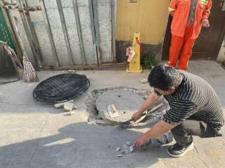 济宁市任城区阜桥街道贤路街社区：更换破损井盖 筑牢安全防线