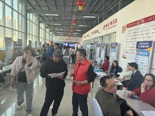 招聘会里藏“福利”：青岛西海岸新区社保宣讲直达求职现场