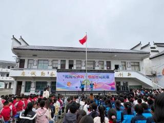 婺源县太白镇中心小学开展“班班唱”活动