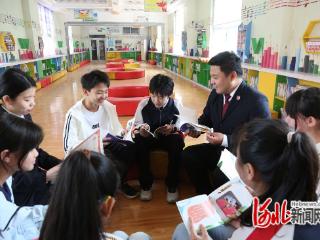 威县:法治书香进校园