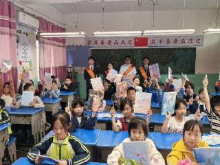 上饶银行鄱阳支行进校园：以爱为笔，绘就金融温情，护航少年成长