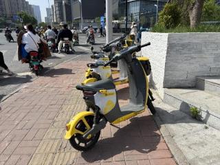 济南街头现大量无牌松果电单车，市民担忧：未悬挂号牌，骑行安全谁来保障？