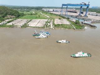 船舶航行更安全！长江南京段“水下山丘”水域增设‘智慧’警示浮舟
