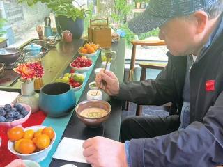 吃春菜、逛藏经阁、学南宋点茶 记者直击“莫言杭州踏青行”