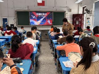 巧手点亮航天梦 童心共筑强国情