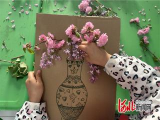 秦皇岛市北戴河区西山社区开展趣味插花活动