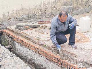 为民服务∣泰山区上高街道凤凰社区清淤疏通除隐患 民兵护航安民心