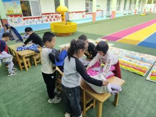 【爱心集市】劳动光荣 快乐成长——济南市莱芜区方下街道方下中心幼儿园开展自理能力大赛