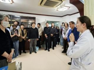 烟台市卫生健康委一行到薛城区中医院考察交流中医药工作