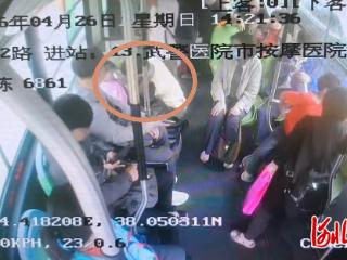 纵览原创丨石家庄听障妈妈与6岁女儿乘公交时走散，市民、公交、民警爱心接力，一个半小时后母女顺利团聚，全程陪伴帮助听障妈妈的女士为此多坐25站公交