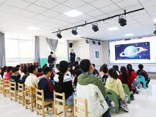 地矿青年讲航天 带萌娃“遨游太空”