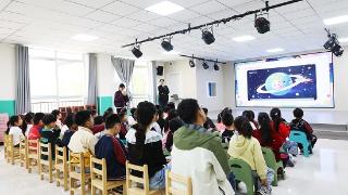 地矿青年讲航天 带萌娃“遨游太空”