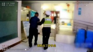 老人公交车上血流不止 芜湖交警火速送医