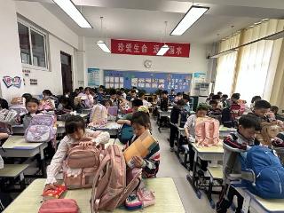 临沂金盾小学开展“整理书包”劳动技能大赛
