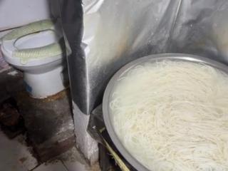临沂一螺蛳粉店被曝“马桶旁泡粉” 店主：涉事区域已整改，向消费者致歉