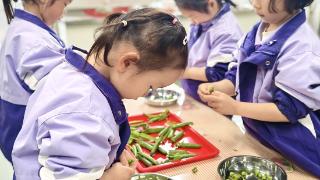 趣享“五一”！盛世红苗幼儿园萌娃在劳动中收获成长