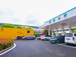 护航“五一”出行！安徽电网首次在高速服务区投用移动储能充电设备