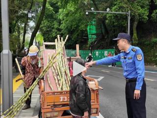 城管“柔性执法” 温暖人心显担当
