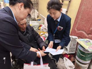 罗庄农商银行新北支行移动柜台守护“银龄”社保权益