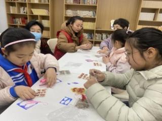 济宁市任城区金城街道永鑫社区开展儿童绣荷包实践活动 指尖传情润童心