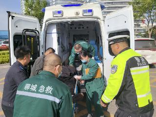 聊城市东昌府区交管民警争分夺秒送断掌伤者就医