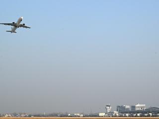 银翼破长空 皖北重塑新格局——从蚌埠滕湖机场首航看“公铁水空”如何激活产业新生态
