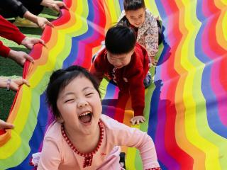 “老鹰”来了、“飞毯”起飞……这所幼儿园亲子运动会让家长变回“孩子”